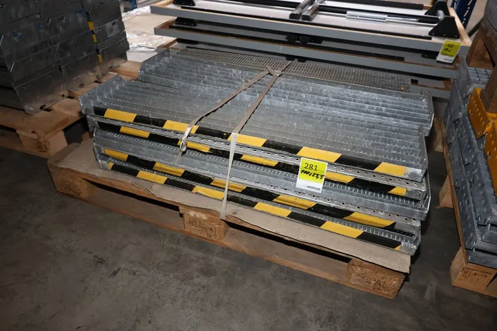 Konvolut Metall Treppenstufen Maße: 100 x 23,5 cm